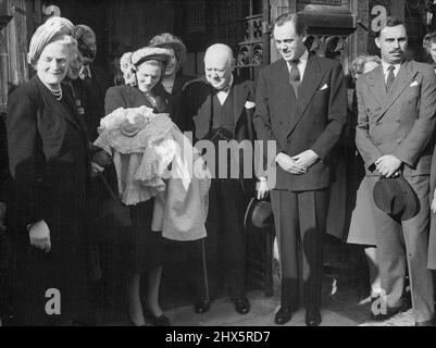 Baptême d'Arthur Nicholas Winston Soames, fils du capitaine et de Mme Soames et petit-fils le plus jeune de M. Winston Churchill à l'église paroissiale Westerham, Kent. De gauche à droite: Mme Churchill, Mme Christopher Soames, tenant son fils nourrisson, M. Churchill et le capitaine Christopher Soames, père de l'enfant, à l'extérieur de l'Église après la cérémonie. 01 janvier 1948. (Photo de Sport & General Press Agency, Limited). Banque D'Images