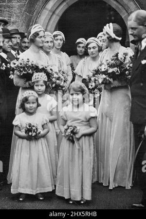 Mariage au village de Lady May Cambridge - les trois petits demids sont la princesse Elizabeth, la dame Mary Cambridge, et Miss Jennifer Bevan, et à l'arrière sont la princesse Ingrid de Suède, la princesse Sybille de ***** -Coburg-Gotha, Lady Alice Scott, l'honorable Imogen Rhys, Mlle Cathleen Allington, Mlle Wenefryd Tabor, Mlle Verona Seymour, et Mlle Phyllis Seymour Holm. 06 janvier 1932. (Photo de Central News). Banque D'Images