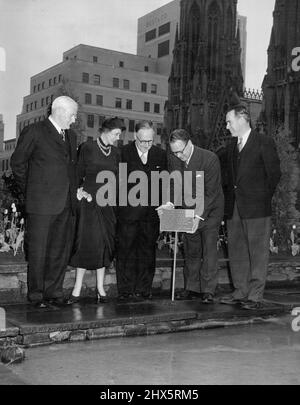 Célébrant le 10th anniversaire de l'inauguration du jardin Anzac au sommet de l'Empire britannique de Rockefeller Center le dimanche 23 avril 1950, sont : (L. à r.) Lieutenant général E.K. Smart, consul général australien; Mlle Nola Luxford, présidente en temps de guerre du club Anzac de New York; l'honorable Norman Makin, ambassadeur australien aux États-Unis; G.S. Eyssell, vice-président exécutif du Rockefeller Center, Inc., et M. D.W. Woodward, consul général de Nouvelle-Zélande. Au cours de la cérémonie, une plaque de bronze à placer dans le jardin a été présentée au Rockefeller Center. L'inscription sur la plaque est comme Banque D'Images