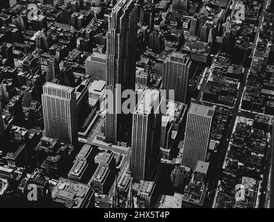 Le Rockefeller Center, New York -- ce développement unique de 15 bâtiments dans le centre de Manhattan occupe un peu plus de 12 acres entre 48th et 51st Street et entre la Cinquième Avenue et l'Avenue des Amériques. Le bâtiment Esso, à l'extrême droite, forme la porte nord du Centre, avec une entrée sur 52nd. Le bâtiment au centre, de l'image, qui domine tous les autres, est le R.A.C. Bâtiment de 70 étages. Juste derrière les clochers de la cathédrale Saint-Patrick, se trouve le bâtiment international de 41 étages. Le bâtiment Time and Life de 36 étages se trouve au Banque D'Images