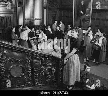 Etude dans la splendeur (deuxième de six) - entre les classes, les étudiants prennent une pause dans le hall central qui présente un portrait de la grandeur nature de l'huile de Carnegie et un orgue à pipe (à gauche) avec a la tuyauterie allant au troisième étage. La balustrade est faite de chêne sculpté à la main provenant de l'Écosse natale du millionnaire. 3 mai 1954. (Photo de United Press). Banque D'Images