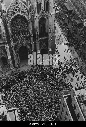 New Yorkers throng à l'église du dimanche de Pâques -- les églises dans toute la ville de New York ont été emballés pour les services du dimanche de Pâques. Ici quelques-uns des milliers qui assistent à la messe de Pâques comme la cathédrale Saint-Patrick sur la Cinquième Avenue sont photographiés de l'un des bâtiments du Rockefeller Center de l'autre côté de la rue. Les fidèles de la cathédrale Saint-Patrick se joignent à la parade de Pâques. 12 juillet 1943. (Photo de l'Office of War information Picture des États-Unis). Banque D'Images