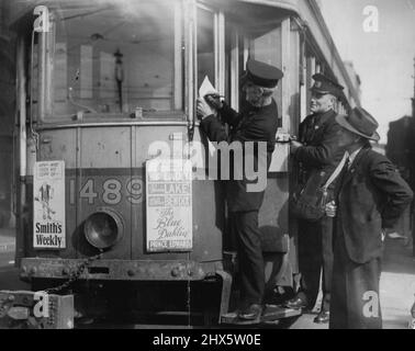 2nd prêt de sécurité -- nous y sommes tous. Au cours des 33 dernières années, Fred Auckedd est au service de tramway et au cours de ses 33 années en tant que conducteur n'a jamais eu d'accident. Il est vu ici signer une demande d'une obligation de prêt de sécurité de 2nd. 12 novembre 1946. (Photo de l'Organisation nationale des prêts du Commonwealth et de l'épargne). Banque D'Images