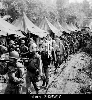 Les troupes américaines quittent le camp pour se lancer dans l'attaque contre Hollandia, une hollandaise en Nouvelle-Guinée. 24 avril 1944. Banque D'Images