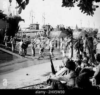 Les troupes américaines s'embarquent pour l'attaque sur les Hollandia détenus par les Japonais en Nouvelle-Guinée hollandaise. 8 mars 1944. Banque D'Images