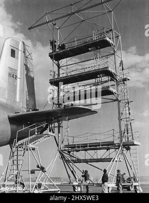 Tout dépend du point de vue -- les membres de l'armée de l'air américaine au sol de l'aile de 374th porte-troupes au Japon semblent remettre de façon précise sur le stabilisateur horizontal d'un C-124 Globemaster dans la première photo, alors que dans la réalité, ils maintiennent les bords d'attaque et de fuite du stabilisateur ensemble tandis que les membres de l'équipe boulonnent les deux sections ensemble par le dessous. Un regard sur la deuxième photo, prise du sol, clarifie la situation. Un treuil, monté sur l'échafaudage au Banque D'Images