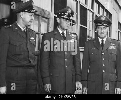 Les principaux commandants aériens au Japon -- le général Hoyt S. Vandenberg, chef d'état-major de la Force aérienne des États-Unis, est photographié avec le lieutenant-général O.P. Weyland, à gauche, Commandant général, Forces aériennes de l'extrême-Orient et Col. Joe W. Kelly, commandant du Commandement de l'bombardier de la FEAF, après que ce trio de haut commandant de l'air ait assisté à un briefing du pilote B-29 Superfort et des membres de l'équipage. Le général Vandenbrg inspecte les installations AF en extrême-Orient. 13 novembre 1951. (Photo par U.S. Air Force photo). Banque D'Images