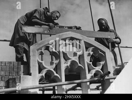 Monk Masons -- frère Laurence (à droite) et frère Gilles vu au travail sur a ***** Fenêtre pour l'extension de la chapelle des laïcs que les moines de l'abbaye de Prinknash sont en train de construire. Les moines de l'abbaye de Prinknash, près de Gloucester, sont en train de construire une extension de la chapelle des laïcs de l'abbaye. En plus d'effectuer tous les travaux de construction eux-mêmes, les frères sont également en train de travailler en carrière et de sculpter la pierre dans le domaine de l'abbaye. 20 octobre 1955. (Photo de Fox photos).;Monk Masons -- B Banque D'Images