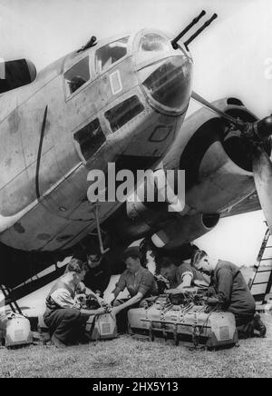 Chargement des incendiaires - chargement des incendiaires avant un raid sur le territoire ennemi. En faisant entrer les premières bombes dans le dernier bombardier léger de R.A.F., American produit 'Venturas' le nom signifie 'Lucky Star', et est une machine à double moteur rapide, fortement armé. Hitler a récemment commandé une révision complète de son A.R.P. Organisation. 7 juin 1943. (Photo de Fox photos).;chargement des incendiaires - chargement des incendiaires avant un raid sur le territoire ennemi. Obtenir le premier Bo Banque D'Images