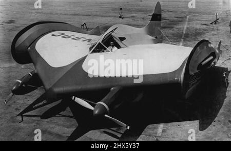 L'avion sans aile passe le premier test - William Horton, un ingénieur d'avion, est assis dans le poste de pilotage de son avion pratiquement sans aile qui s'est levé à 10 pieds de la piste sur un taxi d'essai, ici hier, Horton, qui a passé 18 mois et $50 000 à construire l'engin, a déclaré qu'il est conçu pour empêcher l'air qui l'entoure en vol de se mélanger à l'air qui circule sur son contour de levage. 30 septembre 1952. (Photo de AP Wirephoto).;l'avion sans fil passe le premier test - William Horton, un ingénieur aéronautique, est assis à Cockp Banque D'Images