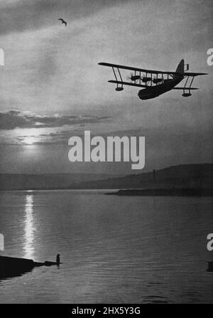 Coucher du soleil et vitesse - Stipio, un bateau à quatre moteurs lancé à Rochester pour la section méditerranéenne de la route Imperial Airways vers l'Inde, passant par le Nedway pendant un vol d'essai. 15 avril 1931. (Photo de Central News).;coucher du soleil et vitesse -- Stipio, un bateau à quatre moteurs lancé à Rochester pour la section méditerranéenne de la route d'Imperial Airways vers l'Inde, passant par le Nedway lors d'un vol d'essai. Banque D'Images