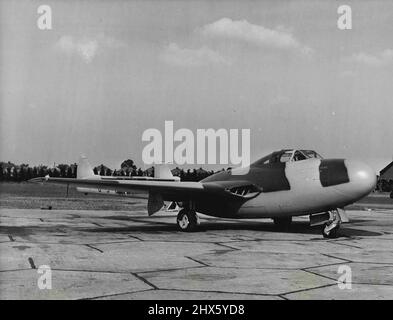 Première photo du nouveau chasseur de nuit de Havilland DH 113 Vampire. Cette version à deux places du chasseur à réaction le plus répandu au monde répond à un besoin urgent et élève les performances des chasseurs de nuit à la vitesse et à l'altitude des exigences tactiques de demain. 21 octobre 1949. (Photo de de Havilland Photograph).;première photo du nouveau chasseur de nuit de Havilland DH 113 Vampire. Cette version à deux places du chasseur à réaction le plus largement adopté dans le monde Banque D'Images