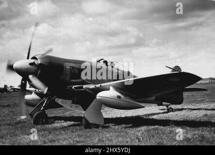 Record tentative d'avion fera une offre demain -- photo quittant l'aérodrome de Hawker, Langley, près de Slough, à ce jour (Wed) est le chasseur de Hawker Fury qui devrait partir de l'aéroport de Londres demain pour tenter de détruire les records de Londres-Rome et de Londres-Karachi. Le pilote est M. Neville Duke, 27 ans, qui détient le D.S.O,D.F.C et deux barreaux, A.F.C., et la Croix militaire tchèque. Il espère arriver à Rome dans environ deux heures, et après avoir fait le plein, il va partir Banque D'Images