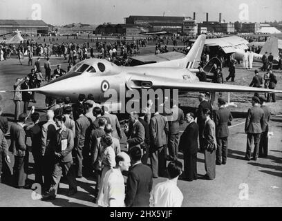 L'exposition volante et l'exposition s'ouvrent à Farnborough -- la foule obtient une vue rapprochée d'un Avro 707c sur le spectacle à Farnborough aujourd'hui. De grandes foules ont assisté à l'exposition et exposition de vol de 1953, une « fenêtre de saut » pour les produits des membres de la Society of British Aircraft Constructors qui a ouvert aujourd'hui à l'aérodrome de Farnborough, Hants. 7 septembre 1953. (Photo de Fox photos).;l'exposition itinérantes et l'exposition s'ouvrent à Farnborough -- la foule obtient une vue rapprochée d'un Avro 707c en spectacle à Farnborough Banque D'Images