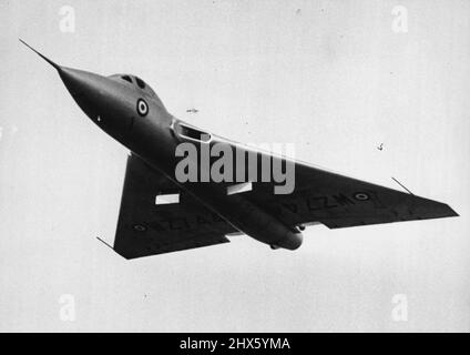L'exposition et l'exposition volantes s'ouvrent aujourd'hui à l'aérodrome de Farnborough, Hants -- l'un des avions de recherche à voilure Delta de type 707 d'Avro vu en vol pendant l'exposition de Farnborough. De grandes foules de jour en jour ont assisté à l'exposition et exposition de vol de 1953, montrant les produits des membres de la Society of British Aircraft Constructors, qui a ouvert au jour le jour à l'aérodrome de Farnborough, Hants. 7 septembre 1953. (Photo de Fox photos).;l'exposition itinérantes et l'exposition s'ouvrent aujourd'hui à l'aérodrome de Farnborough, Hants Banque D'Images