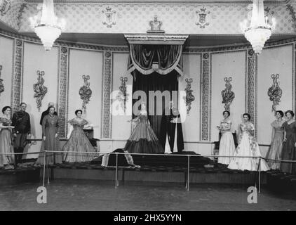 Salle de £10 000 THrong pour les effigies de cire de Tussaud qui apparaîtront dans un cadre de l'année de couronnement £10 000 à la célèbre exposition de cire de Madame Tussaud à Londres. Dans une reproduction de la salle du trône à Buckingham Palace sont les effigies de gauche à droite): La duchesse de Gloucester; le duc de Gloucester; le roi Haakon de Norvège; la reine Juliana; le duc des pays-Bas; la reine mère; la reine Elizabeth; Duc d'Édimbourg; Reine Ingrid du Danemark; princesse Margaret; duchesse de Kent et des Princes Banque D'Images