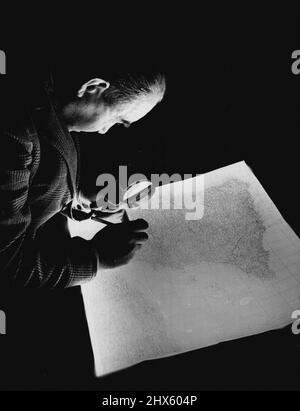 Faire des cartes pour le monde -- John Ramage est dans le domaine de la cartographie depuis trente ans. Dans cette photo, il met la touche finale à un dessin de carte sur une Kodatrace qui a mis neuf mois à produire. Ces pistes prennent jusqu'à un an à faire, et sont compilées à partir de 3 multiples sources, y compris les horaires de chemin de fer, les guides de bureau de poète et les guides locaux. Tout le lettrage est fait à la main, ce qui est plus sympathique pour la production de cartes que le type. 1 octobre 1950. (Photo par C Banque D'Images