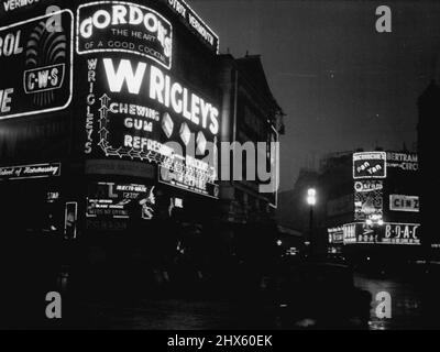 Les femmes effrayées ont sombré à genoux en priant tandis que l'obscurité s'est enroulée dans le ciel de Londres à l'heure du déjeuner hier, en se délillant de jour en nuit. Les foules de Piccadilly Circus ont traversé la noirceur et les automobilistes ont rampé lentement le long des rues mal éclairées de la ville, tandis qu'une grande couverture de smog s'est emparée du nord au sud. À 1,25 heures, la partie du gilet était de wrap2ed dans un brouillard gris clair. À 1,30 h, c'était aussi noir que minuit. Sept minutes plus tard, le quartier central était clair à nouveau, mais le rol Banque D'Images