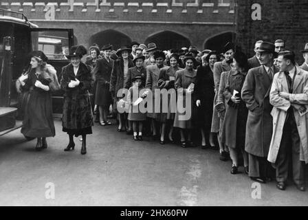 St. James's Party Today - les clients qui arrivent et font la queue aujourd'hui devant le Palais. Des foules de personnes qui avaient envoyé des cadeaux de mariage à la princesse Elizabeth ont été invitées à une fête au palais de St. James, au Westminister, à laquelle la famille royale devait assister aujourd'hui. 27 novembre 1947. (Photo de Fox photos).;St. James's Party Today - les clients arrivant et faisant la queue devant le Palais aujourd'hui. Des foules de personnes qui avaient envoyé des cadeaux de mariage à la princesse Elizabeth ont été invitées Banque D'Images