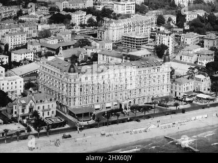 Prince prend la relève de l'hôtel pour le mariage de Rita : Une nouvelle vue aérienne, prise cette semaine, de Cannes, montrant l'hôtel Carlton. L'immense hôtel Carlton, situé sur la façade de Cannes, a été pratiquement repris par le prince Aly Khan pour la réception après son mariage à Rita Hayworth à Vallauris, village à flanc de colline à proximité, demain (vendredi). Ville française de Cannes, où MacKenzie a fonctionné avec succès. 26 mai 1949. (Photo de Fox).;Prince prend la relève de l'hôtel pour Rita's Wedding : Une nouvelle vue aérienne, prise cette semaine Banque D'Images