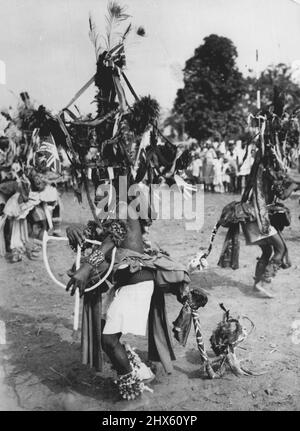 ia Dances pour la reine -- orné de fleurs, drapeaux, rubans et cloches de cheville et de coiffures imposantes et de queue coulant, une danseuse indigène se produit pour la reine lors de sa visite à Port Harcourt lors de sa visite ian. 23 février 1955. (Photo de Reuterphoto).;ia Dances pour la Reine -- orné de fleurs, drapeaux, rubans et cloches de cheville, avec une imposante coiffe et une queue fluide, une danseuse indigène se produit pour la Reine lors de sa visite à Port Harcourt lors de sa visite ian. Banque D'Images