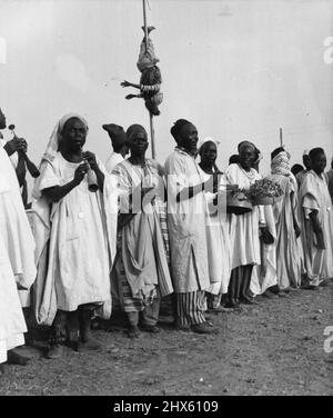 Derrière les cornemuse se trouve le poleman - l'un des sites curieux dont la reine a été témoin lors du rassemblement Kaduna des tribesmen Ian du Nord jeudi (2-2-56). 17 février 1955. (Photo de Daily Mirror).;derrière les cornemuse se trouve le poleman - l'un des sites curieux dont la Reine a été témoin lors du rassemblement Kaduna des tribesmen Ian du Nord jeudi (2-2-56). Banque D'Images