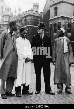 Visiteurs africains à Londres -- de gauche à droite:- Sani Ahmed, Sulymann Bomai, Shehu Maska, les deux derniers viennent d'ia, vu parler à un policier devant les chambres du Parlement ce matin. Huit chefs ougandais et neuf administrateurs ian du Nord qui visitent le Royaume-Uni pendant six semaines, en vertu d'arrangements pris par le British Council à la demande de leurs gouvernements, visitent des lieux d'intérêt à Londres au cours des 10 prochains jours. 30 septembre 1955. (Photo de Fox photos). Banque D'Images