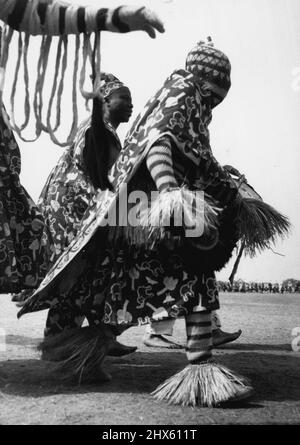 Sa tête entièrement couverte et vêtue d'une robe colorée taillée de paille ce tribesman ian était parmi les 7 000 qui ont défilé devant la reine au rassemblement de Kaduna jeudi (2-2-56). 17 février 1955. (Photo de Daily Mirror).;sa tête entièrement couverte et vêtue d'une robe colorée taillée de paille, ce tribesman ian faisait partie des 7 000 personnes qui ont défilé devant la Reine au rassemblement de Kaduna jeudi (2-2-56). Banque D'Images