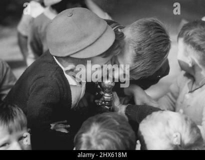 Thirst-Quencher pour les garçons de l'école de pépinière d'Erskineville lors de leur visite des jardins botaniques ce matin. 10 mai 1946.;Spoury-Quencher pour les garçons de l'école de pépinière d'Erskineville lors de leur visite dans les jardins botaniques ce matin. Banque D'Images