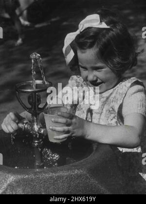 Une boisson d'un bubler dans un avenir proche peut aider les enfants à se prémunir contre la carie dentaire. 1 décembre 1953.;Une boisson d'un bubler dans un avenir proche peut aider les enfants à se prémunir contre la carie dentaire. Banque D'Images