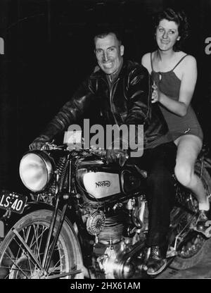 Mlle Joyce Petherbridge a fait une petite dame de chez elle à Neutral Bay sur la moto d'une amie lorsqu'elle a entendu l'annonce de l'heure sportive de Macquarie qu'un prix serait payé à la première dame à arriver à l'Auditorium -2GB en costume de bain. À son arrivée, elle a constaté que deux autres l'avaient battue pour le prix. La gagnante était Jeanette Kiss, âgée de 10 ans, qui a dit à Clark McKay qu'elle vivait à Hunter Street. 31 octobre 1946. Mlle Joyce Petherbridge a fait une laque de sa maison à Neutral Bay Banque D'Images