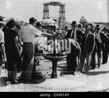 ***** : Les punards parchés sont en file d'attente pour un verre à la ***** . 12 novembre 1950;***** : Les punards parchés sont en file d'attente pour un verre à la ***** . Banque D'Images