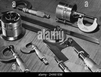 Outils de précision au B.I.F. Parmi les nombreuses expositions d'outils de précision qui seront présentées à la British Industries Fair 1948, se trouvent une large gamme de micromètres, de têtes de micromètre, de protracteurs coniques et d'instruments Braile, fabriqués par Moore et Wright (Shiefield Ltd.) Ces derniers ont un intérêt particulier, car ils ont été développés pour aider à la réhabilitation des artisans aveugles et aveugles. Le British Industries Fair 1948 ouvre simultanément à Londres et à Birmingham Banque D'Images