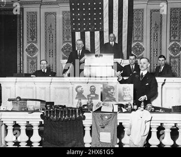 Un membre du Congrès de New York présente sur le plancher de la Chambre les méthodes utilisées par les passeurs de Dope : Le représentant William I. Sirovich, de New York, sur le plancher de la maison, a fait une démonstration intéressante des méthodes utilisées par les passeurs de dope pour faire entrer des stupéfiants aux États-Unis. Il avait avec lui une série de gilets. Jouets creux, bibles déchirés et autres Paraphenalia. Il a également montré des expositions d'opium dans leurs États bruts et finis. Cela fait partie du programme du congrès pour essuyer la corde Banque D'Images