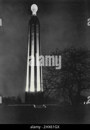 La Edison Tower a consacré le 91st anniversaire de naissance la Edison Tower illuminée à Menlo Park, New Jersey, qui a été allumée pour la première fois lorsque l'alimentation a été mise sous tension lors d'un banquet tenu à New York City, le 11th février, le 91st anniversaire de la naissance de la grande invention. William S. Barstow, donateur du mémorial de $100 000, a appuyé sur le bouton qui a illuminé ce phare intérieur érigé pour la Fondation Thomas Alva Edison. L'ampoule de 14 pieds, la plus grande au monde, est fabriquée par Th Banque D'Images