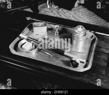 La technique et la pratique du tabagisme de l'opium -- la paraphénalia du fumeur; Un plateau contenant des tuyaux, allumettes, une petite ardoise avec une poignée sur laquelle le culot de l'opium est roulé, brucelles, lampe, conteneur d'opium, une longue broche à utiliser comme nettoyant de tuyau. Parfois, ces tenues sont faites de matériaux très fins et magnifiquement travaillés. 27 février 1952. (Photo de Hedda Morrison, Camera Press).;la technique et la pratique du tabagisme de l'opium -- la parenphénalia du fumeur; Un plateau contenant des tuyaux, des allumettes, un smal Banque D'Images