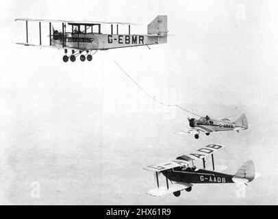 Rappel de ravitaillement pour une offre de vol sans escale de 5 000 miles -- le courrier de vitesse de Sir Alan Cobham fait le plein d'un « avion au-dessus ». Vers l'Inde et vers l'arrière, une distance totale de 10 000 miles en un peu plus de quatre jours, est le dernier vol spectaculaire à être ***** . Elle sera faite sous peu par Sir Alan Cobham et le chef d'escadron W. Helmore, R.A.F. la dernière répétition du ravitaillement en vol a été faite le 11 septembre., par les deux aviateurs de l'aérodrome de ford, près d'Arundel, Hants. Ce système qu'ils ont inventé va me faire Banque D'Images