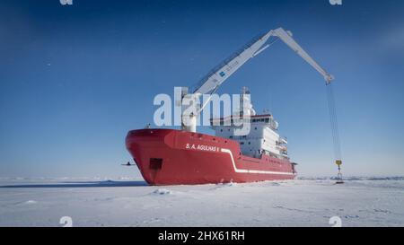 Mer de Weddell, Antarctique. 9th mars 2022. Dans cette photo fournie par Falklands Maritime Heritage Trust, est la sa Agulhas II briser la glace en se rapprochant de la région pour trouver Endurance. Les scientifiques disent qu'ils ont trouvé Endurance, le navire d'Ernest Shackleton qui a coulé en Antarctique en 1915. (Credit image: © Falklands Maritime Heritage Trust via ZUMA Press Wire Service) Banque D'Images