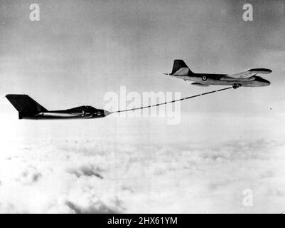 Le ravitaillement en vol donne à Javelin une gamme presque illimitée -- c'est la première photo publiée du puissant chasseur tout temps Gloster Javelin ravitaillé en vol à grande vitesse, offrant une portée presque illimitée. La Javelin est équipée d'une sonde sur le bord avant de son avion principal tribord et elle prend du carburant d'un bombardier anglais Electric Canberra MK B-1, équipé comme un pétrolier expérimental. Les deux avions sont équipés de l'équipement de « sonde » et « indésirable » conçu et produit Banque D'Images