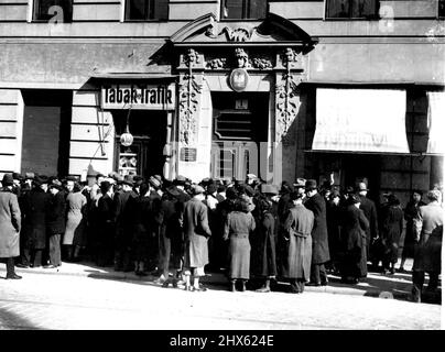 Consuls à Vienne assiégés par les Juifs -- Juifs de Vienne devant la légation policière à Vienne hier. Hier, les Juifs viennois ont assiégé la légation polonaise dans un espoir vain d'obtenir des permis de quitter l'Autriche. Les consulats britanniques et autres ont été remplis toute la journée de Juifs sur une errand similaire. 17 mars 1938. (Photo de Keystone).;Consuls à Vienne assiégés par des Juifs -- Juifs de Vienne devant la légation policière à Vienne hier. Hier, les Juifs viennois ont assiégé la légation polonaise dans un espoir vain de se Banque D'Images