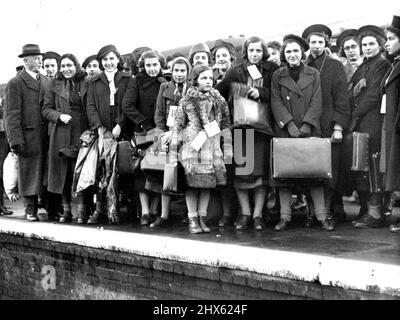 Les enfants réfugiés juifs arrivent -- les enfants réfugiés photographiés à leur arrivée à Lowestoft hier montrant la plus petite arrivée au centre en fourrure. Plus de 500 enfants juifs réfugiés, principalement de Vienne, sont arrivés à Lowestoft hier. Ils sont logés au camp de vacances de Pakefield, Lowestoft. Leur âge varie de 10 à 17 ans, à l'exception d'une petite fille de 7 ans. Leur premier repas réel de deux jours était composé de kippers donnés par le hareng de Lowestoft Mercha Banque D'Images