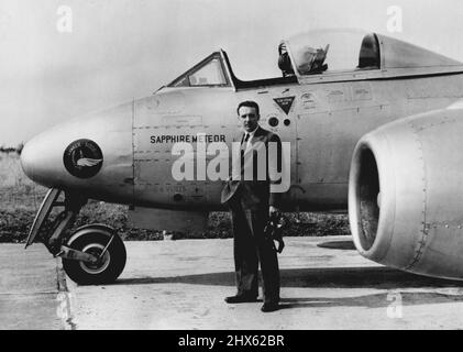Enregistrements d'escalade collectés. Portant un costume de salon ordinaire et un casque de vol de régulation, le lieutenant de vol R.B. ('Tom') Prickett, pilote d'essai de 29 ans, est photographié avant d'entrer dans l'avion derrière lui - l'avion à deux jets Hawker Siddeley Sapphire Meteor dans lequel il a recueilli quatre records du monde pour la Grande-Bretagne. En volant de l'aérodrome, l'avion a grimpé à 39 600 pieds, soit près de sept miles et demi, en trois minutes et sept secondes. Les autres documents pris par le Meteor étaient 9,8 Banque D'Images