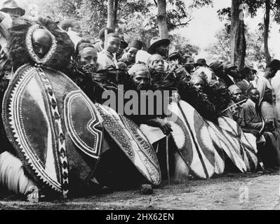 Chef africain formé à Cambridge -- le chef Thomas Marealle de la tribu Chagga: Les chanteurs Chagga en robe traditionnelle attendent de jouer leur rôle dans la cérémonie. 28 janvier 1955. (Photo de Central Office of information Photograph).;Chef africain formé à Cambridge -- Chef Thomas Marealle de la tribu Chagga : les chanteurs de Chagga en robe traditionnelle attendent de jouer leur part dans la cérémonie. Banque D'Images