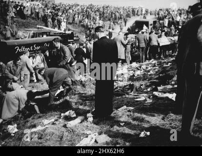 Lorsque la mort de l'air a frappé le Farnborough Hillside sur la colline après que le moteur de Derry a frappé. Les pertes sont enlevées sur les civières. Au premier plan (à gauche), une femme reçoit l'attention. Vingt personnes - le pilote John Derry et un passager et 18 spectateurs ont été tués et 35 spectateurs ont été blessés lorsque le prototype no 1 du semi-secret de Havilland 110 a explosé au salon aérien de Farnborough (Hampshire) aujourd'hui (samedi). Les spectateurs étaient sur une colline St Banque D'Images