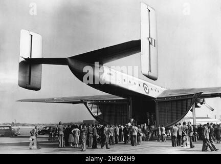 L'exposition de vol et l'exposition s'ouvrent aujourd'hui à l'aérodrome de Farnborough, Hants - une foule fait la queue pour inspecter le Blackburn General Aircraft Ltd. Prototype Beverley, un cargo, à l'exposition aujourd'hui. De grandes foules ont assisté aujourd'hui à l'exposition et exposition de vol de 1953, présentant les produits des membres de la Société des constructeurs d'avions britanniques, qui a ouvert aujourd'hui à l'aérodrome de Farnborough, Hants. 07 septembre 1953. (Photo de Fox photos). Banque D'Images