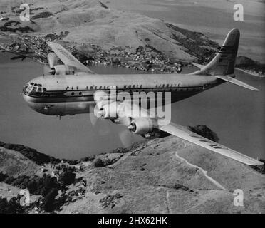 Nouveau service de luxe aux États-Unis : - le « Trato » Clipper de Pan American World Airways, appelé l'avion de transport de passagers commercial le plus rapide et le plus luxueux au monde. Ces avions géants seront utilisés sur le nouveau service aérien de luxe de la Pan American vers les États-Unis, les Clippers 'Strato' à double bord transportent 56 passagers avec des sièges individuels Sleeperette ou des postes à occupation simple pour chacun, Un salon club sur le pont inférieur, accessible par un escalier en spirale dans l'avion, offre un service de bar complet. L'immense Clippe Banque D'Images