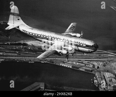 Nouveau service de luxe aux États-Unis : le « Trato » Clipper de Pan American World Airways, appelé l'avion de transport de passagers commercial le plus rapide et le plus luxueux au monde. Ces avions de ligne géants seront utilisés dans le nouveau service aérien de luxe de Pan American vers les États-Unis. Les Clippers 'Strato' à double bord transportent 56 passagers avec des sièges individuels Sleeperette ou des postes à occupation simple pour chacun. Un salon club sur la terrasse inférieure, accessible par un escalier en colimaçon dans l'avion, offre un service de bar complet. Les grands Clippers Banque D'Images