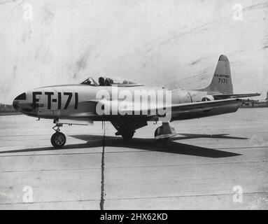 Premier avion tout-magnésium du monde - ce spectacle montre l'avion de chasse F-80C de la US Air Force, un avion de chasse à un seul jet Star, sur la piste de la base aérienne de Mitchell, à long Island, New York. Le magnésium étant plus rigide que l'aluminium, bien que plus léger, l'avion possède environ la moitié des pièces utilisées dans un plan d'aluminium comparable et est plus rapide. 22 décembre 1985. (Photo du Centre d'information des États-Unis). Banque D'Images