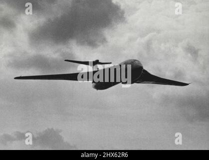 1955 Farnborough Air Show ouvre le 'Victor B. I. (Handley page Ltd.) en vol à Farnborough aujourd'hui. (Bombardier à ailettes en croissant à quatre jets). L'exposition aérienne annuelle 16th de la Society of British Aircraft Constructor, a ouvert aujourd'hui à l'aérodrome de Farnborough (Hants) cette exposition, une vaste fenêtre de saut au monde, montre tous les derniers développements dans l'industrie aéronautique du Royaume-Uni. 05 septembre 1955. (Photo de Fox photos). Banque D'Images