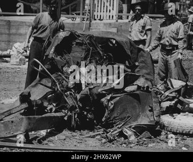 Niveau tragique - Crossing smash à Hawkesbury River, Nouvelle-Galles du Sud., emmêlé une masse de fragments du bus qui a été frappé par le train de courrier Kempsey à Hawkesbury River, Nouvelle-Galles du Sud, le 20 janvier. Le volant de direction est visible à gauche. Les témoins oculaires disent qu'ils n'avaient jamais vu un véhicule aussi complètement pulsé. Seize passagers de bus ont perdu la vie. 25 janvier 1944. (Photo d'Associated Newspapers Ltd.). Banque D'Images
